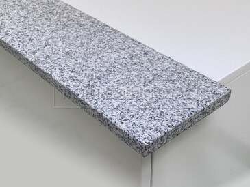 Šedý žulový parapet z přírodního kamene Padang Crystal