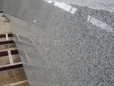 Šedá žulová deska Padang Crystal v lesklé povrchové úpravě Šedá žulová deska Padang Crystal v lesklé povrchové úpravě