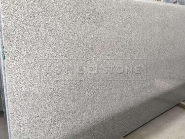 Světle šedá žulová deska Padang Crystal s jemnou zrnitou kresbou