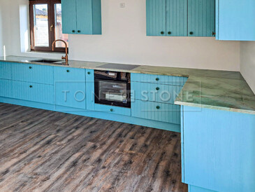 Kuchyňská pracovní deska ve tvaru L z kvarcitu Jadore, dřez se spodní montáží a varna deska usazena do roviny. Zakázková výroba kamenictví TONE OF STONE.  