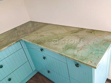 Detail pracovní desky v tvaru L z přírodního kamene - kvarcit Jadore. Zakázková výroba kamenictví TONE OF STONE. 