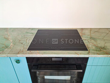 Detail varné desky usazené do roviny, která je součástí kuchyňské desky z přírodního kamene - kvarcit Jadore. Zakázková výroba kamenictví TONE OF STONE.  