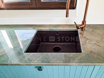 Detail kuchyňské pracovní desky z kvarcitu Jadore a zabudovaného dřezu se spodní montáží. Výroba na zakázku kamenictví TONE OF STONE.  