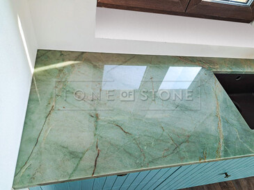 Detail kresby pracovní desky z kvarcitu Jadore. Zakázková výroba kamenictví TONE OF STONE.  