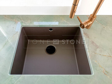 Detail kuchyňské desky z kvarcitu Jadore a dřezu se spodní montáží. Zakázková výroba kamenictví TONE OF STONE. 