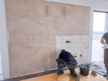 Příprava stěny pro montáž obkladu z mramoru Bianco Carrara. Zakázková výroba, kamenictví TONE OF STONE.