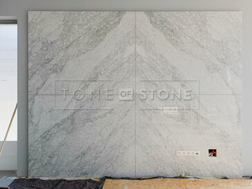 Konečný výsledek. Mramorové obložení ze čtyř desek kamenem Bianco Carrara. Zakázková výroba, kamenictví TONE OF STONE. Konečný výsledek. Mramorové obložení ze čtyř desek kamenem Bianco Carrara. Zakázková výroba, kamenictví TONE OF STONE.