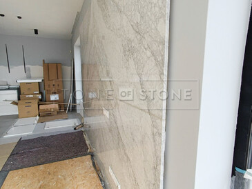 Za obložením Karrarským mramorem bude umístěn LED pásek, který dodá prostoru novou dynamiku. Zakázková výroba, kamenictví TONE OF STONE. Za obložením Karrarským mramorem bude umístěn LED pásek, který dodá prostoru novou dynamiku. Zakázková výroba, kamenictví TONE OF STONE.