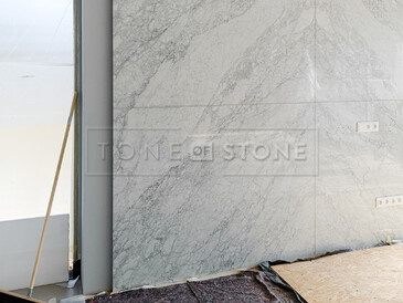 Mramor Bianco Carrara krátce po montáži na stěnu, obklad má rozměr 260x332 cm. Zakázková výroba, kamenictví TONE OF STONE. Mramor Bianco Carrara krátce po montáži na stěnu, obklad má rozměr 260x332 cm. Zakázková výroba, kamenictví TONE OF STONE.