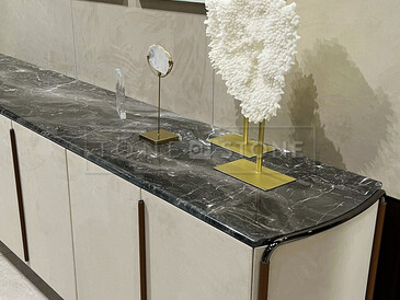 Příklad použití mramoru Invisible Black na designové komodě. Zakázkové kamenictví TONE OF STONE Příklad použití mramoru Invisible Black na designové komodě. Zakázkové kamenictví TONE OF STONE