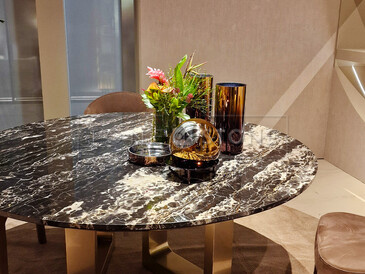 Nádherný stůl s italským mramorem Porto, který díky svým teplým neutrálním tónům zapadne do každé domácnosti. Zakázkové kamenictví TONE OF STONE