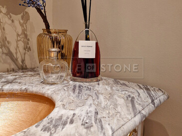 Elegantní koupelna v barokním stylu s tradičním mramorem Bardiglio Nuvolato. Zakázkové kamenictví TONE OF STONE Elegantní koupelna v barokním stylu s tradičním mramorem Bardiglio Nuvolato. Zakázkové kamenictví TONE OF STONE