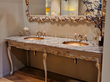 Elegantní koupelna v barokním stylu s tradičním mramorem Bardiglio Nuvolato. Zakázkové kamenictví TONE OF STONE