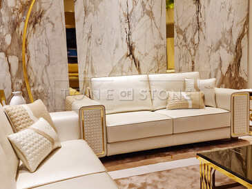 Moderní obývací pokoj s mramorovým obkladem zdi. Zakázkové kamenictví TONE OF STONE Moderní obývací pokoj s mramorovým obkladem zdi. Zakázkové kamenictví TONE OF STONE
