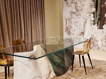 Atypický skleněný stůl a obklad stěny s exkluzivním kamenem Botanic Wave. Zakázkové kamenictví TONE OF STONE Atypický skleněný stůl a obklad stěny s exkluzivním kamenem Botanic Wave. Zakázkové kamenictví TONE OF STONE