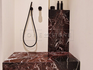 Příklad použití přírodního kamene Rosso Lepanto v prostorném sprchovém koutu. Zakázkové kamenictví TONE OF STONE Příklad použití přírodního kamene Rosso Lepanto v prostorném sprchovém koutu. Zakázkové kamenictví TONE OF STONE