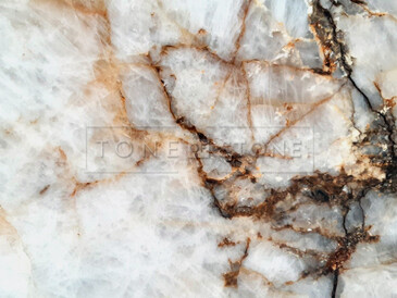 Detail na krystalickou prsvítitelnou část kvarcitu Patagonia. Zakázkové kamenictví TONE OF STONE. Detail na krystalickou prsvítitelnou část kvarcitu Patagonia. Zakázkové kamenictví TONE OF STONE.