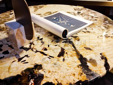 Detail konferenčního stolu ze žuly Patagonia. Zakázkové kamenictví TONE OF STONE.