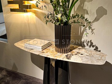 Designový odkládací stolek z přírodního kamene Patagonia skvěle doplní všechny interiéry. Zakázkové kamenictví TONE OF STONE.