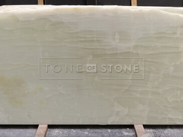 Přírodní kámen Onyx White. Zakázkové kamenictví TONE OF STONE.