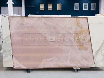 Přírodní kámen Onyx Pink. Zakázkové kamenictví TONE OF STONE.