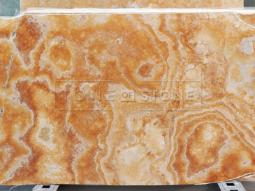 Přírodní kámen Onyx Honey. Zakázkové kamenictví TONE OF STONE.