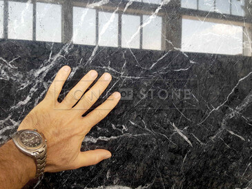 Detail přírodního kamene Grigio Carnico Dark. Zakázkové kamenictví TONE OF STONE.