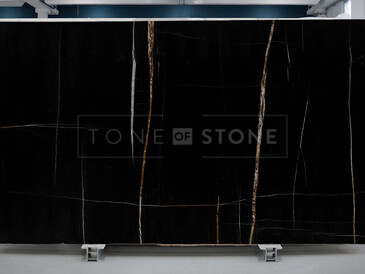 Přírodní kámen Sahara Noir. Zakázkové kamenictví TONE OF STONE.