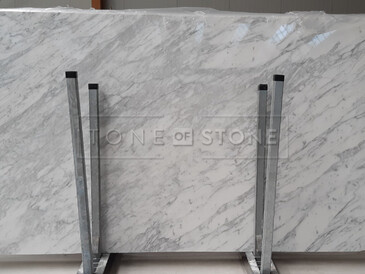 Kamenná deska bílého mramoru Statuarietto. Kamenná deska bílého mramoru Statuarietto.