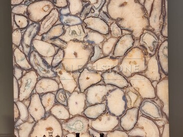 Podsvícená stěna v interiéru. Zakázkové kamenictví TONE OF STONE. Podsvícená stěna v interiéru. Zakázkové kamenictví TONE OF STONE.