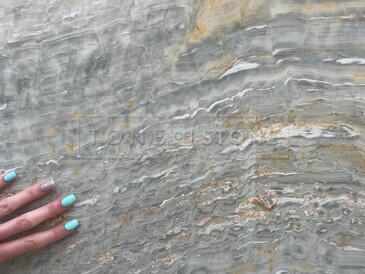 Detail exkluzivního onyxu Onice Blu. Zakázkové kamenictví TONE OF STONE.