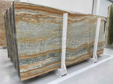 Elegantní onyx Onice Blu. Zakázkové kamenictví TONE OF STONE.