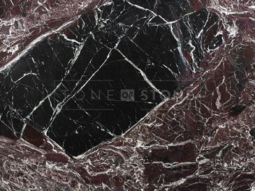 Detail kresby elegantního mramoru Rosso Levanto. Hlavní barvou tohoto mramoru je sytě červená doplněná o tmavé tóny a jemné bílé žilkování. Zakázkové kamenictví TONE OF STONE.