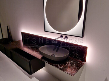 Použití mramoru Rosso Levanto (Lepanto) v koupelně jako designový prvek doplněné o praktické světlo. Zakázkové kamenictví TONE OF STONE.