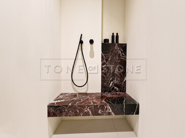 Užití mramoru Rosso Levanto (Lepanto) v koupelně jako akcentový prvek. Zakázkové kamenictví TONE OF STONE.