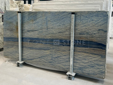 Přírodní kvarcit AZUL MACAUBAS se svou charakteristickou kresbou připomínající oblohu nebo vodní plochu a modrým zbarvením. Zakázkové kamenictví TONE OF STONE