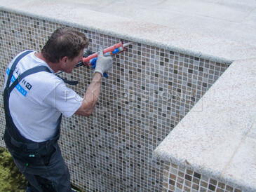 Archivní fotografie - OBKLAD BAZÉNU PŘÍRODNÍM KAMENEM. Zakázkové kamenictví TONE OF STONE.