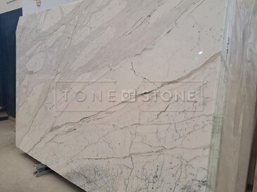 Exkluzivní bílý mramor CALACATTA, přírodní kámen původem z Itálie. Zakázkové kamenictví TONE OF STONE 