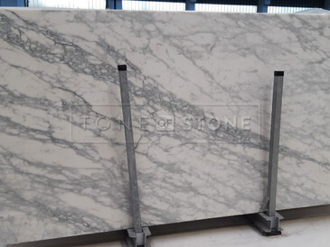 Exkluzivní bílý mramor CALACATTA, přírodní kámen původem z Itálie. Zakázkové kamenictví TONE OF STONE  Exkluzivní bílý mramor CALACATTA, přírodní kámen původem z Itálie. Zakázkové kamenictví TONE OF STONE