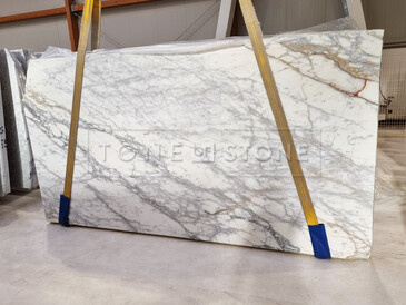 Exkluzivní bílý mramor CALACATTA, přírodní kámen původem z Itálie. Zakázkové kamenictví TONE OF STONE  Exkluzivní bílý mramor CALACATTA, přírodní kámen původem z Itálie. Zakázkové kamenictví TONE OF STONE