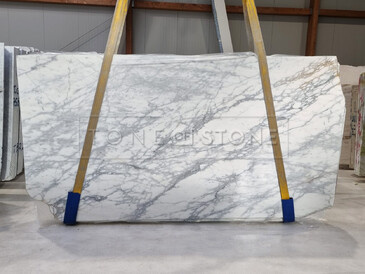 Exkluzivní bílý mramor CALACATTA, přírodní kámen původem z Itálie. Zakázkové kamenictví TONE OF STONE 