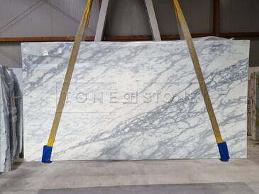 Exkluzivní bílý mramor CALACATTA, přírodní kámen původem z Itálie. Zakázkové kamenictví TONE OF STONE 