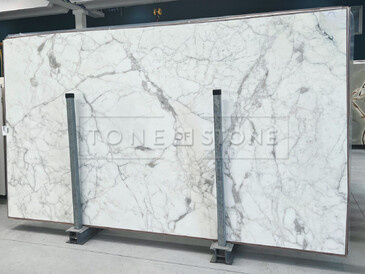 Exkluzivní bílý mramor CALACATTA, přírodní kámen původem z Itálie. Zakázkové kamenictví TONE OF STONE  Exkluzivní bílý mramor CALACATTA, přírodní kámen původem z Itálie. Zakázkové kamenictví TONE OF STONE