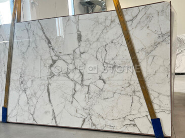 Exkluzivní bílý mramor CALACATTA, přírodní kámen původem z Itálie. Zakázkové kamenictví TONE OF STONE  Exkluzivní bílý mramor CALACATTA, přírodní kámen původem z Itálie. Zakázkové kamenictví TONE OF STONE
