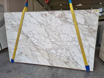 Kamenná deska bílého mramoru Calacatta Vagli Oro s šedo-růžovým žilkováním Kamenná deska bílého mramoru Calacatta Vagli Oro s šedo-růžovým žilkováním