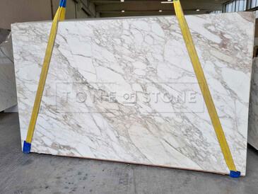 Mramorová deska Calacatta Vagli Oro v bílé barvě s jemným žilkováním Mramorová deska Calacatta Vagli Oro v bílé barvě s jemným žilkováním