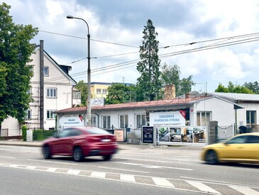 Prodejna kamenictví TONE OF STONE, pohled z ulice Prodejna kamenictví TONE OF STONE, pohled z ulice