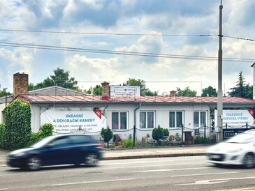 Prodejna kamenictví TONE OF STONE, pohled z ulice Prodejna kamenictví TONE OF STONE, pohled z ulice