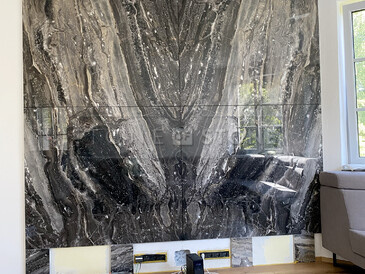 Realizace obložení stěny přírodním mramorem, práce na zakázku Realizace obložení stěny přírodním mramorem, práce na zakázku