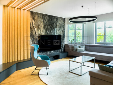 Dokončená realizace obložení stěny přírodním mramorem, práce na zakázku